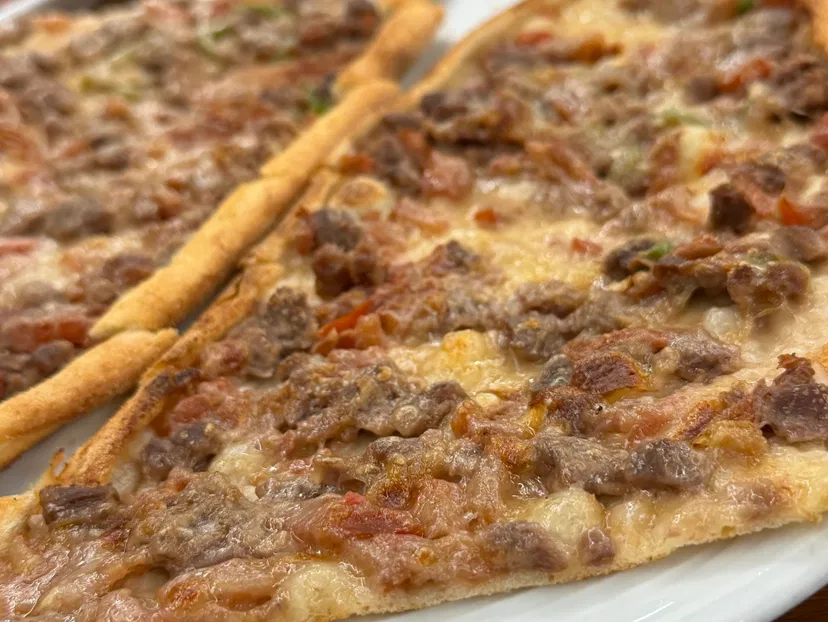 Kuşbaşılı Kaşarlı Pide