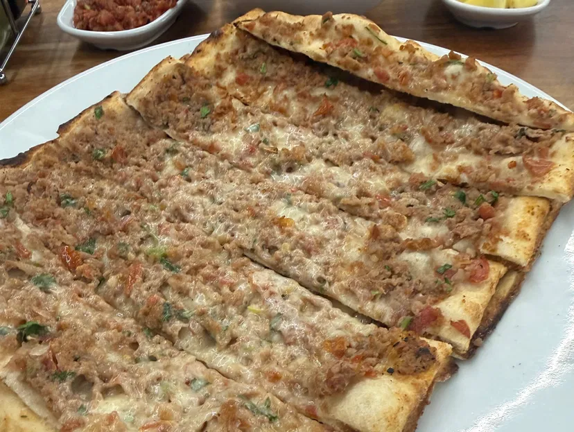 Kıymalı Kaşarlı Pide
