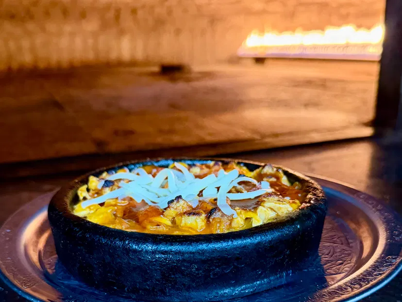 Kiremitte Kaşarlı Tavuk