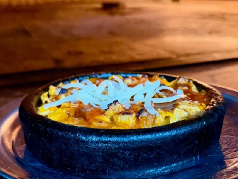 Kiremitte Kaşarlı Tavuk