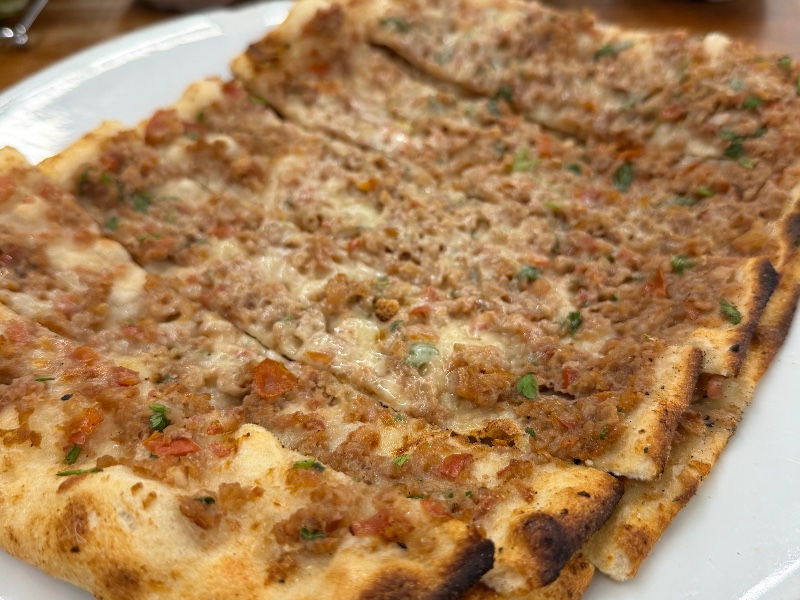 Kıymalı Kaşarlı Pide