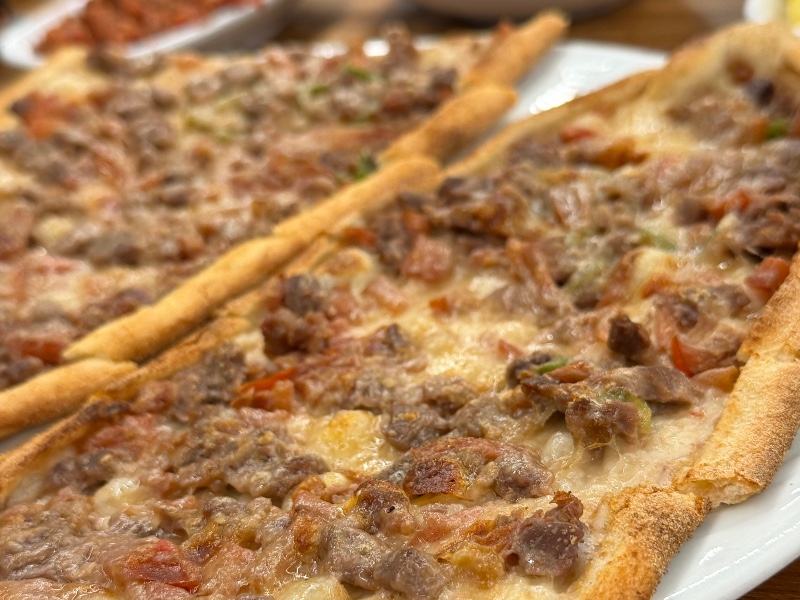 Kuşbaşılı Kaşarlı Pide