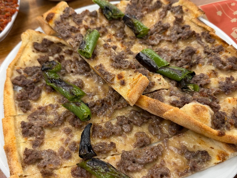 Kuşbaşılı Özel Kaşarlı Pide